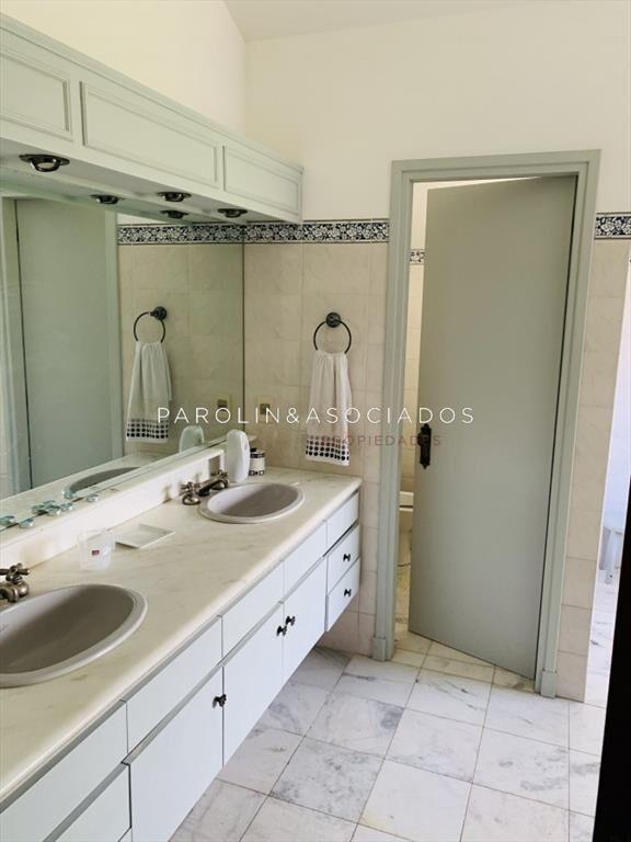 Casa de 4 dormitorios en venta en Pinares, Punta del Este.