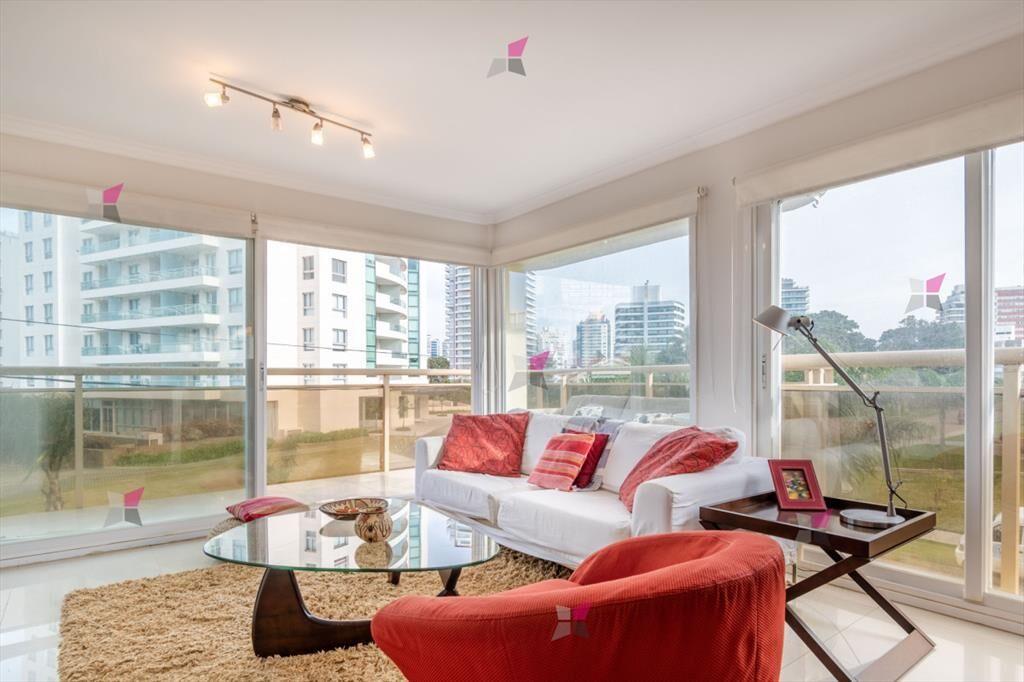 Moderno Apartamento de 3 Dormitorios a Pocas del
