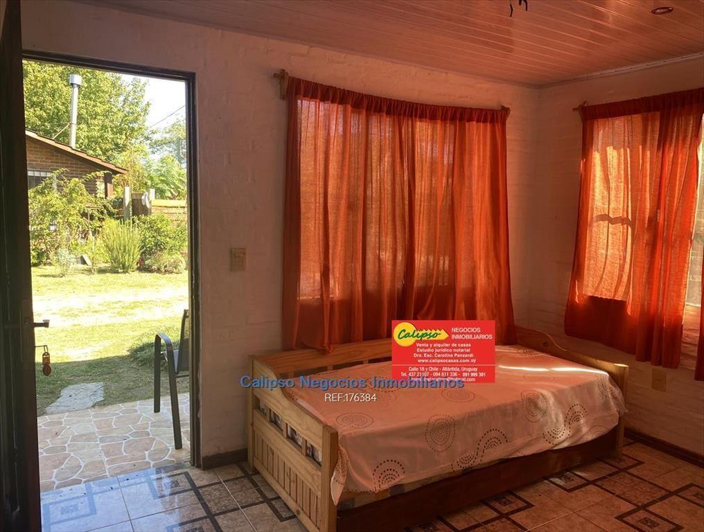 Venta de Complejo de 5 casas de 2 dorm. en Atlantida -