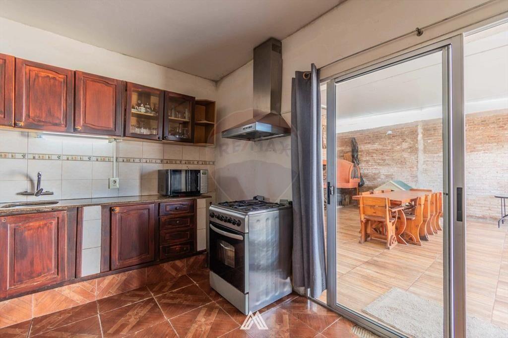 VENTA DE COCHERAS CON CASA EN COLON