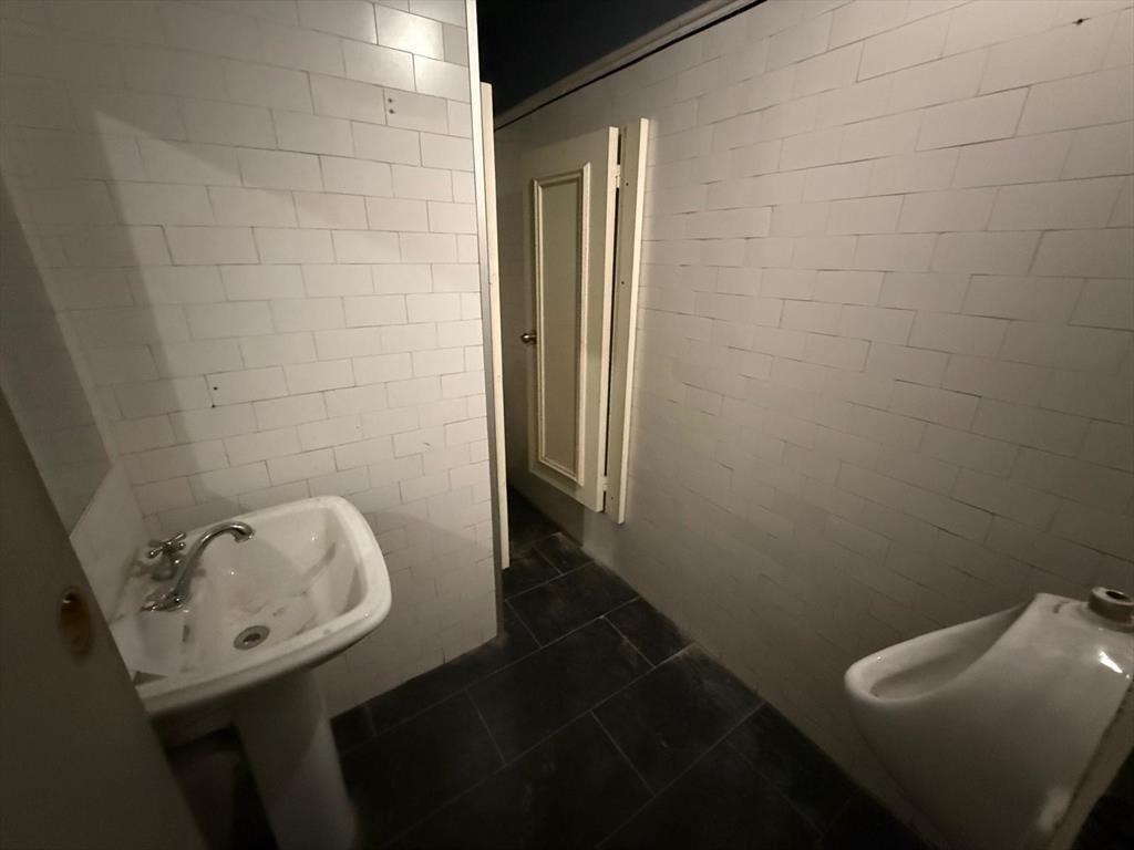 Sarandi y 33, 6 mts de frente , 170 m2 salón   150 sotano