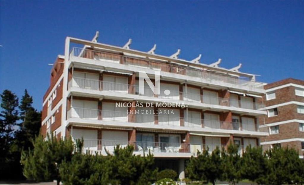 Amplio departamento frente a Playa Mansa