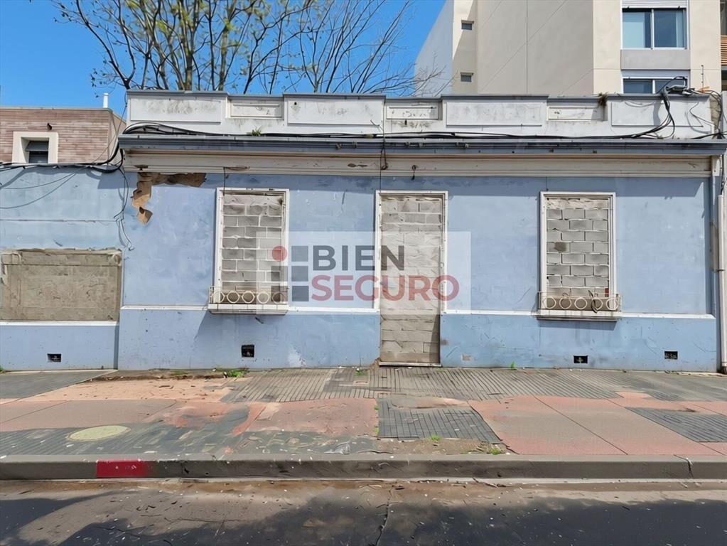 Terreno con construcción a reciclar, en venta en Buceo.  Id