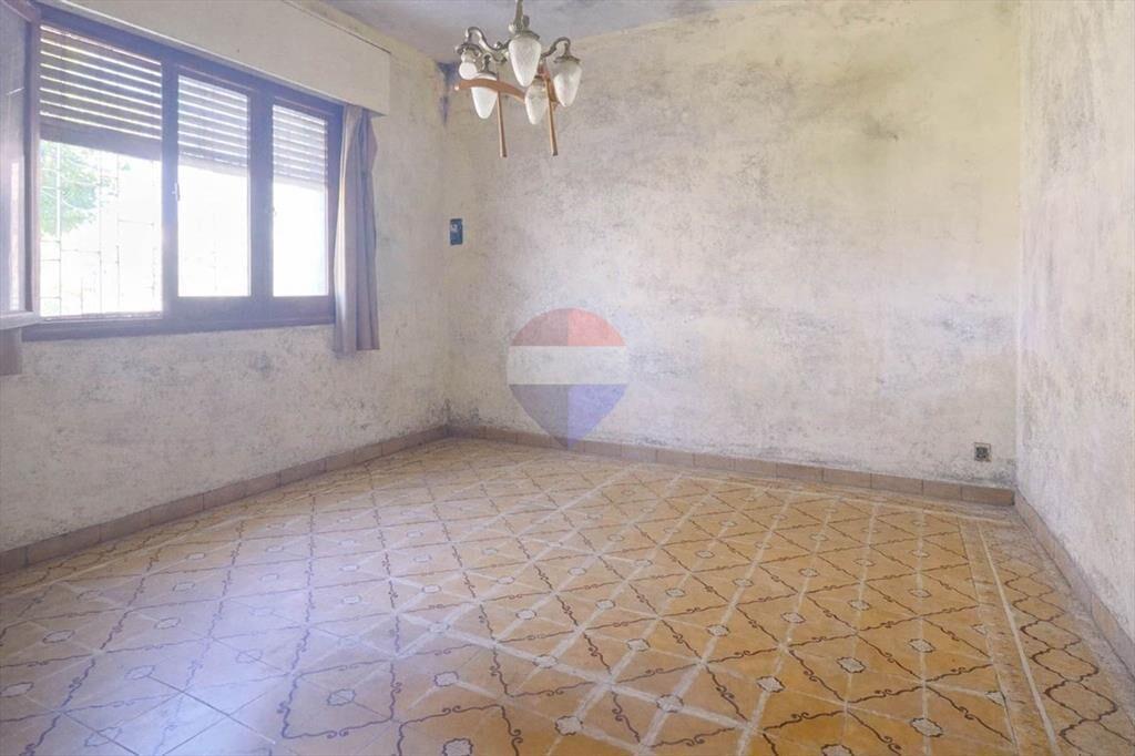 VENTA CASA 4 DORMITORIOS y GRAN TERRENO -COLÓN