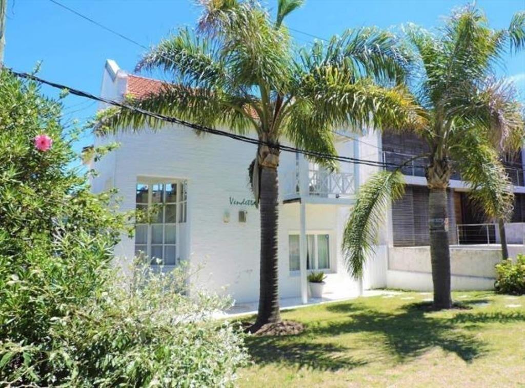 CASA EN VENTA DE 4 DORMITORIOS EN LA BARRA