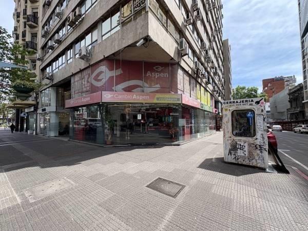 Venta de galería con locales, oficinas y 20 garage, en Centr