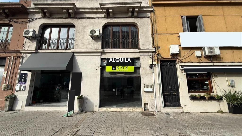 Local -Local en Rambla 25 de Agosto frente a Puerto de Mvdo
