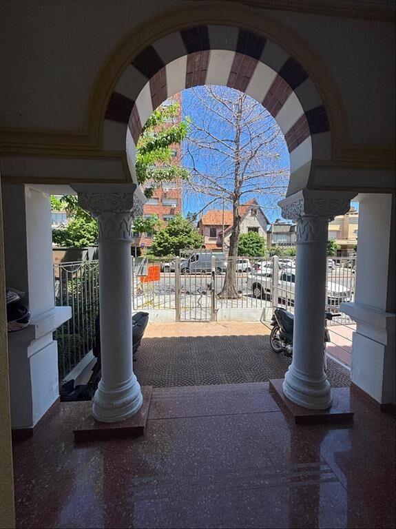 Pocitos Alquiler excelente casa de 6 ambientes 4 baños gara