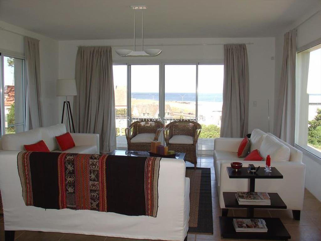VENTA DE CASA DE 4 DORMITORIOS CON VISTA AL MAR