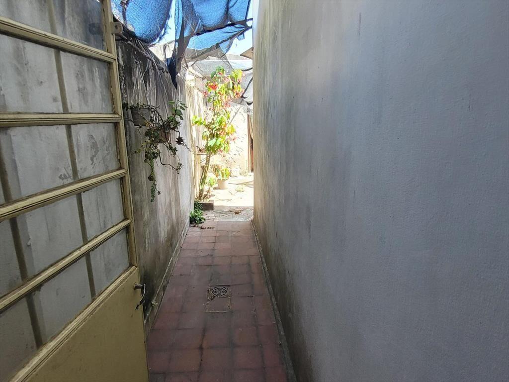 Casa, al frente, 3 dorm, garaje y patio con parrillero para