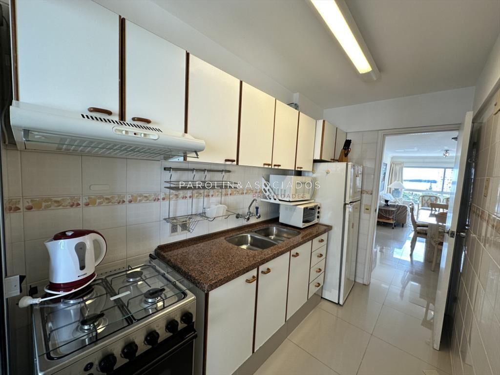 Espectacular apartamento en venta de 3 dormitorios en torre