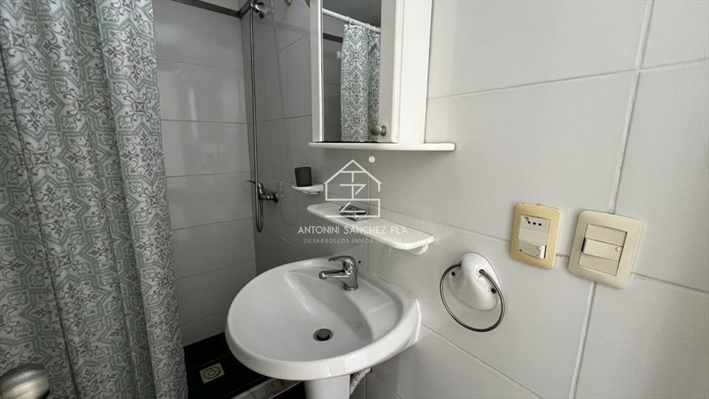 Apartamento luminoso con vista a la -