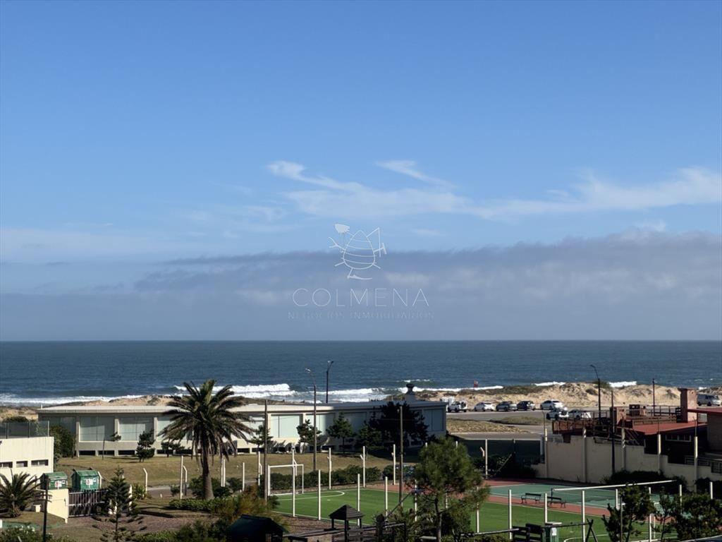 Apartamento en venta con vista directa al mar