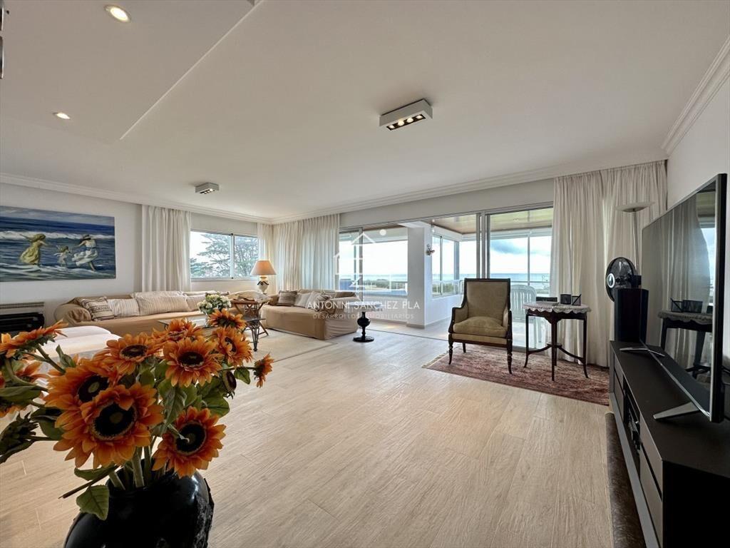 Venta  y alquiler de apartamento de 4 dormitorios en Punta
