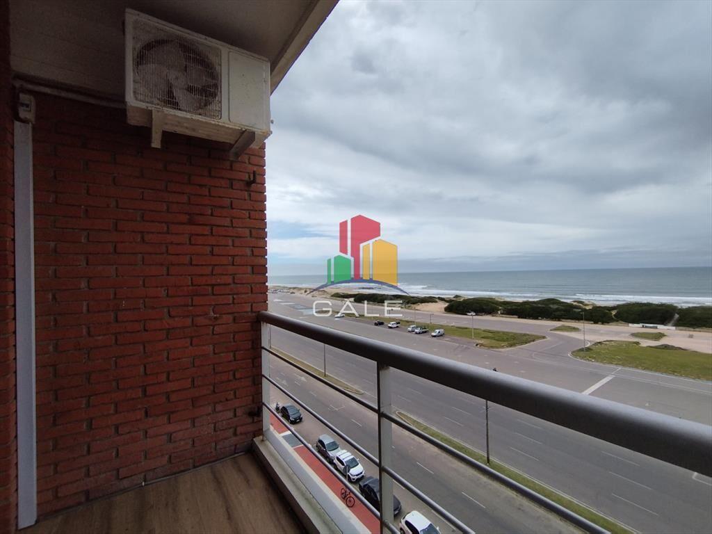 Alquiler de apartamento de dos dormitorios y medio en Punta