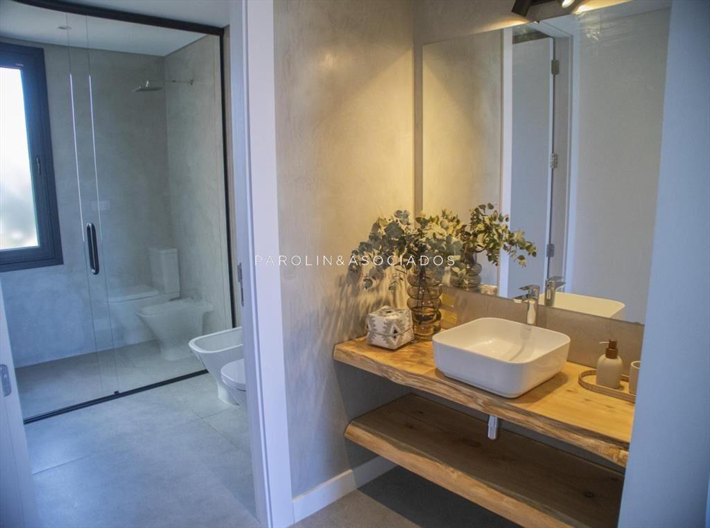 Hermosa casa en venta de 4 dormitorios en Laguna