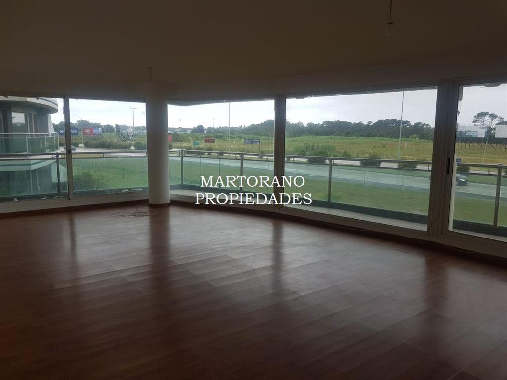 VENTA Av. de las Americas. Amplia terraza al frente 3 dorm