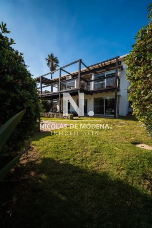 Venta de casa de 5 dormitorios en Punta Piedras