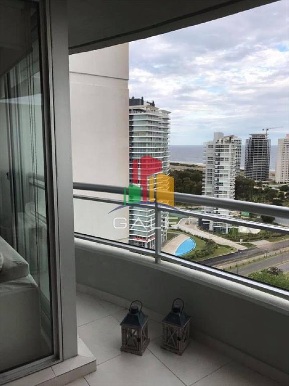 Vende apartamento de 2 dormitorios en Punta del Este con vi