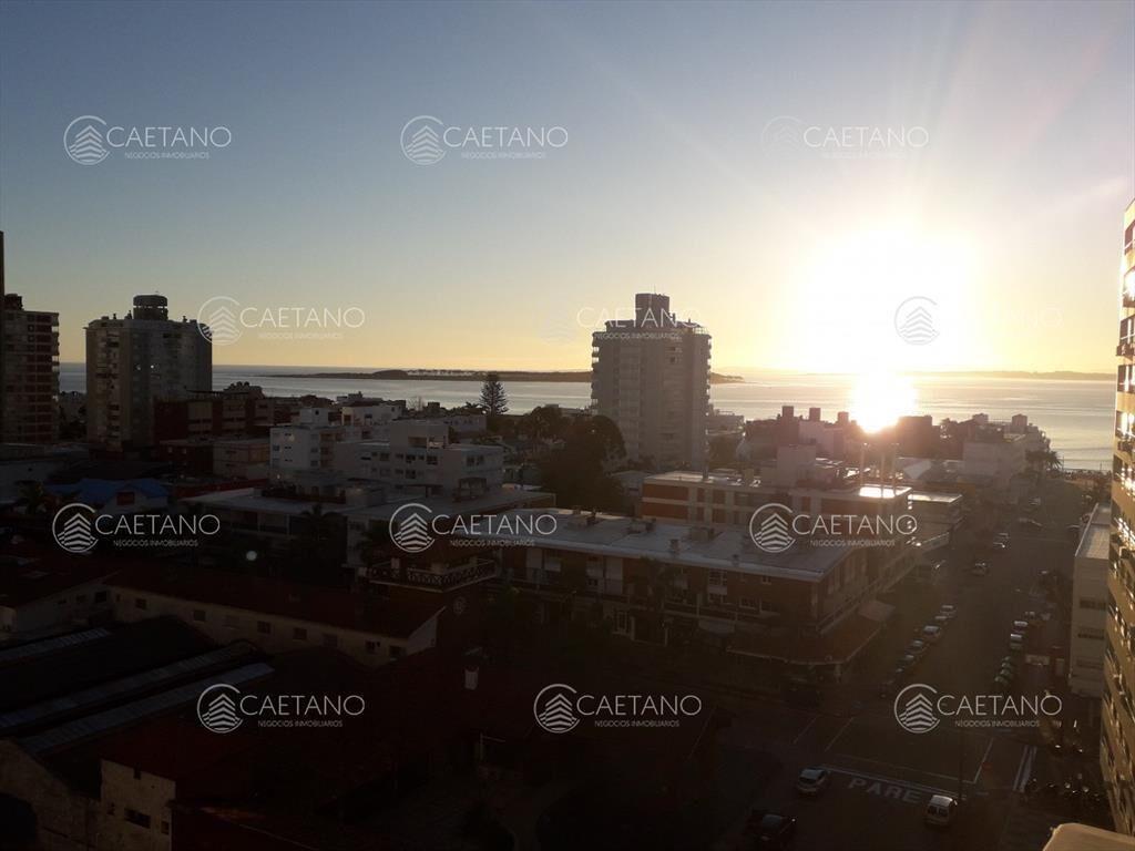 edificio a metros de playa brava