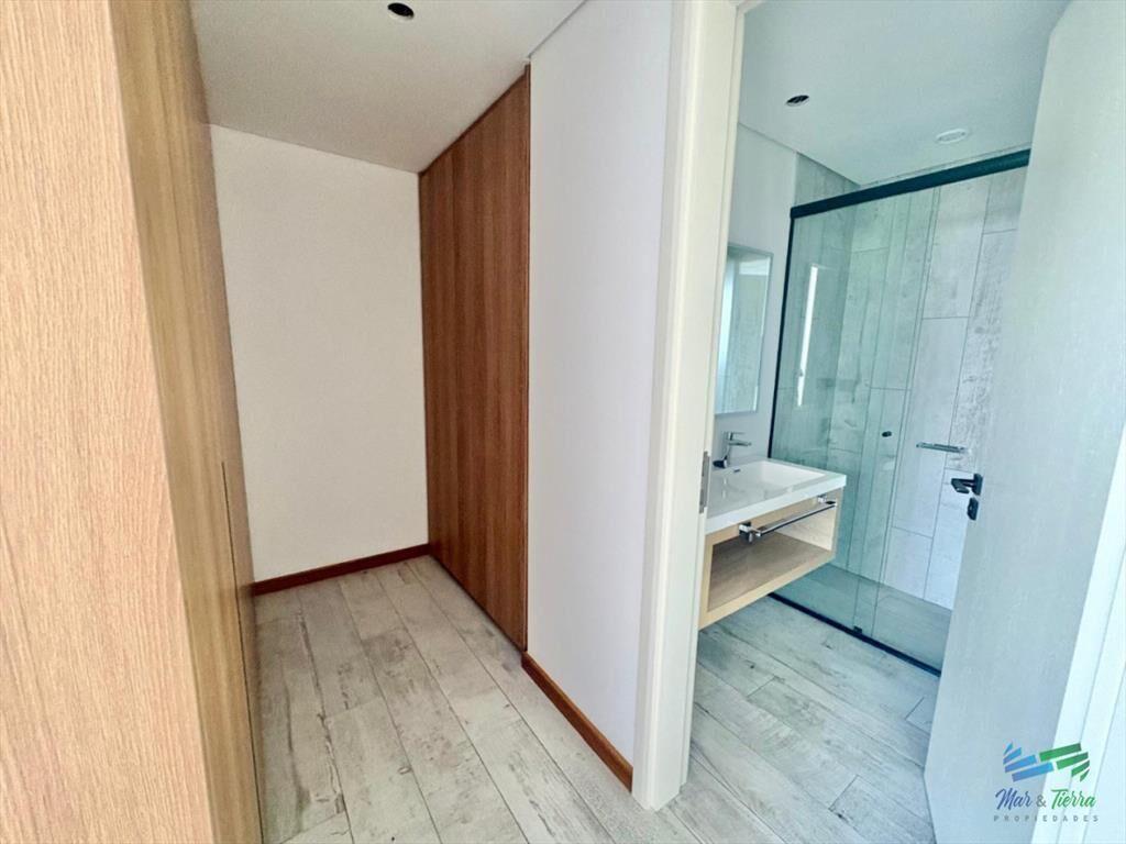 Oportunidad en Surfside - Piso alto   1 +