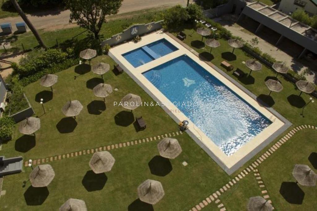 Apartamento sobre Av Roosevelt de 2 dormitorios en Venta