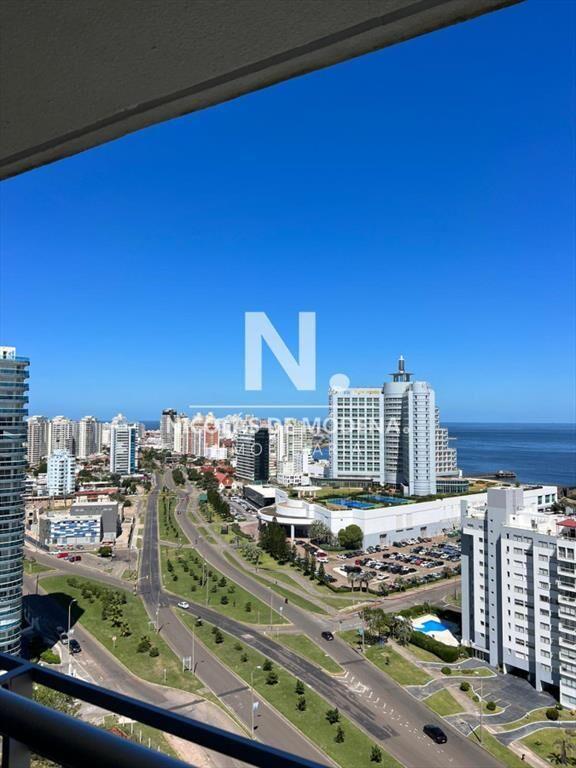 Vende apartamento de 2 dormitorios en suite, con