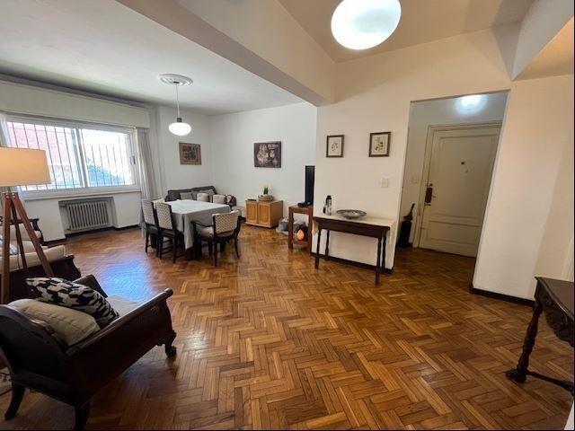 VENTA APARTAMENTO POCITOS 2 DORMITORIOS Y SERVICIO Y GARAJE