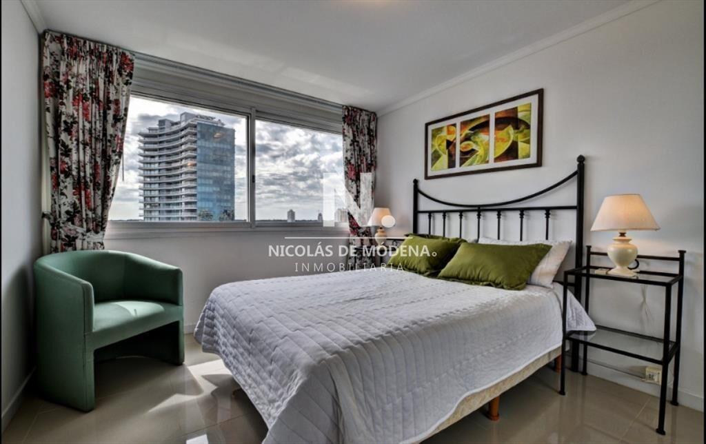 Vende apartamento de 3 dormitorios + servicio a