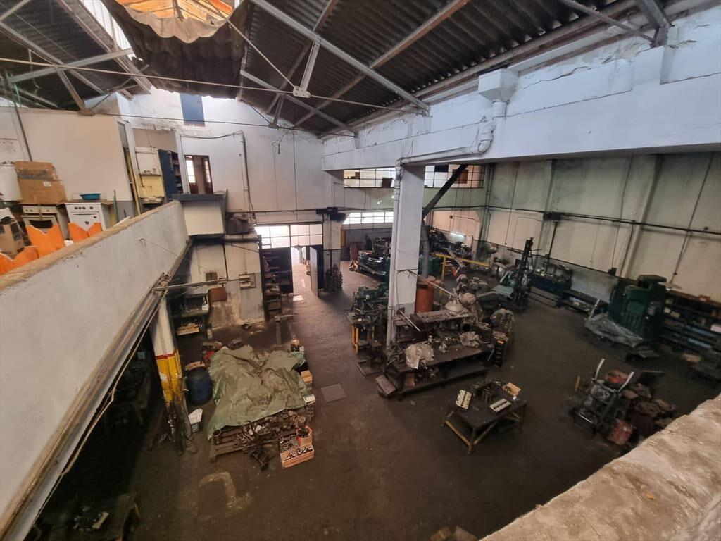 Proximo Agraciada y San Martín, 931 m2, dos naves , oficina