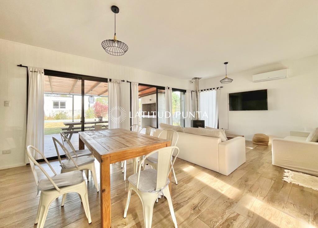 Casa 3 dormitorios con piscina. Barrio Privado