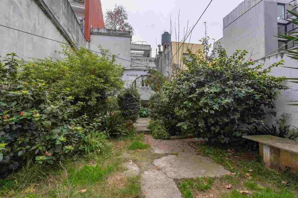 Venta PU Casa y Apto en Pocitos con garaje y fondo