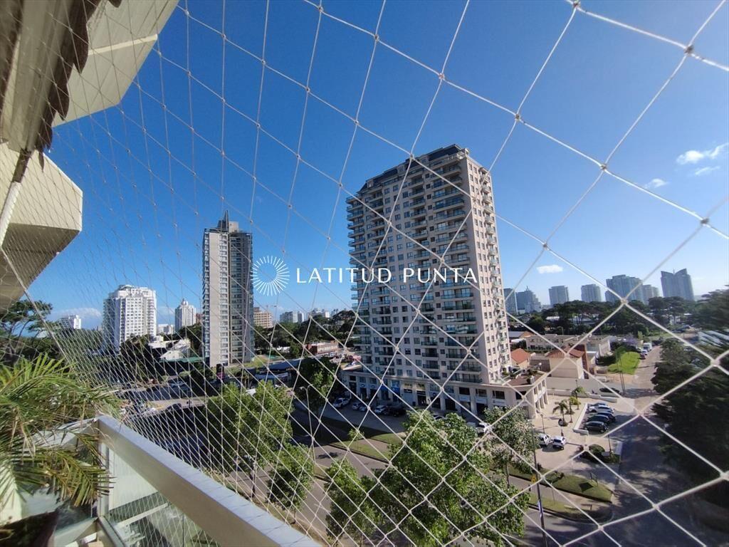 Apartamento de 3 dormitorios más dependencia en