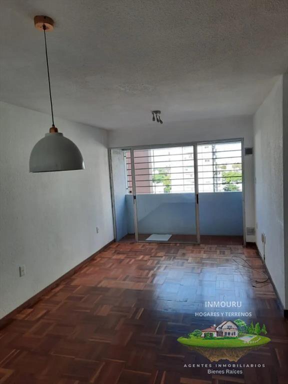 Alquilo luminoso apartamento de 2 dormitorios, 2 baños y c