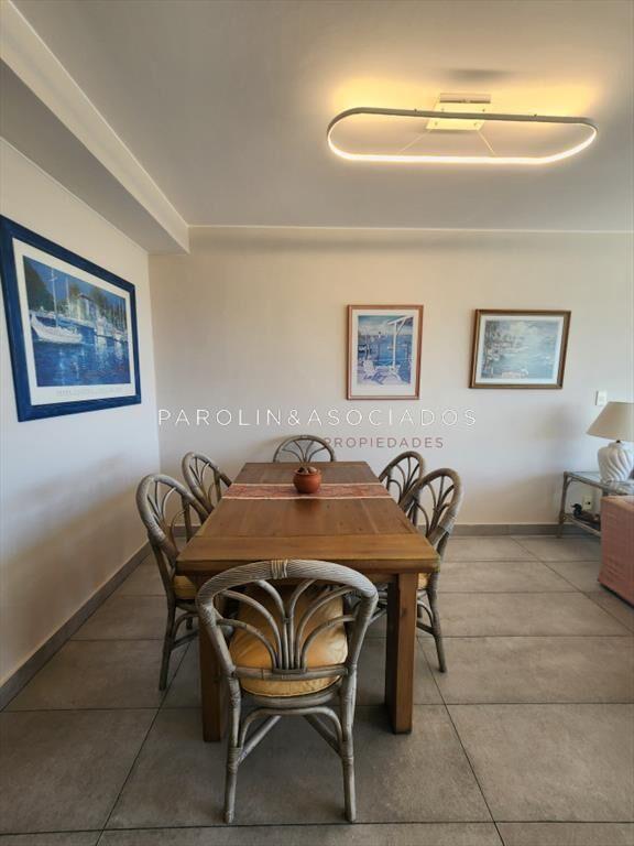 Vende apartamento en Peninsula de 3 dormitorios, a metros d