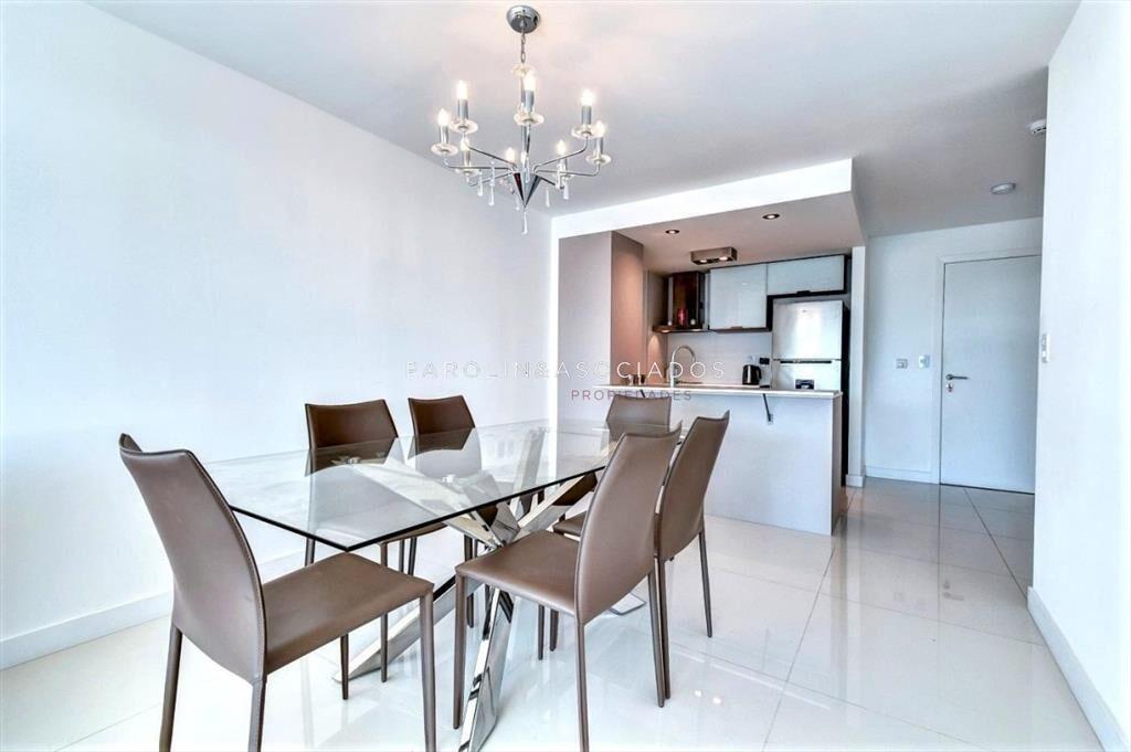 Venta de apartamento de dos dormitorios con dos