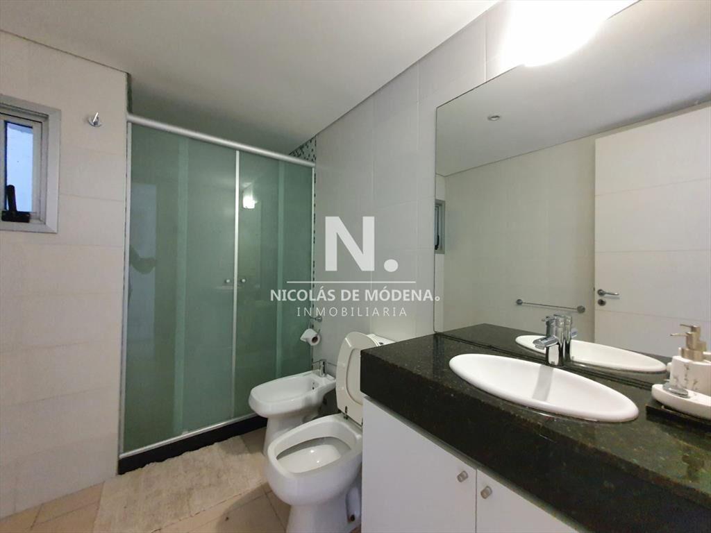 Departamento en venta de tres dormitorios dos baños Playa