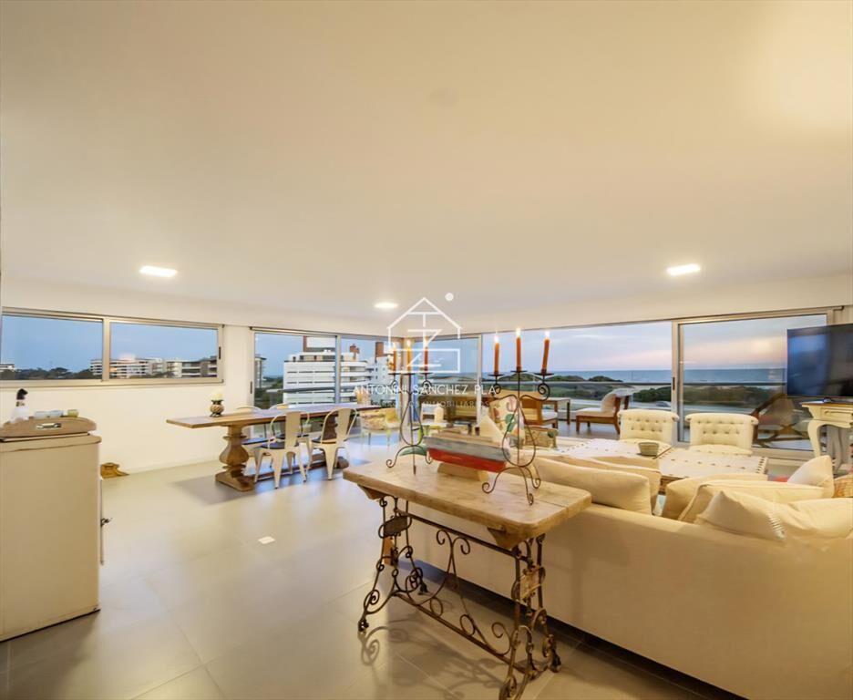En venta en zona playera, apartamento de 3 dormitorios en B