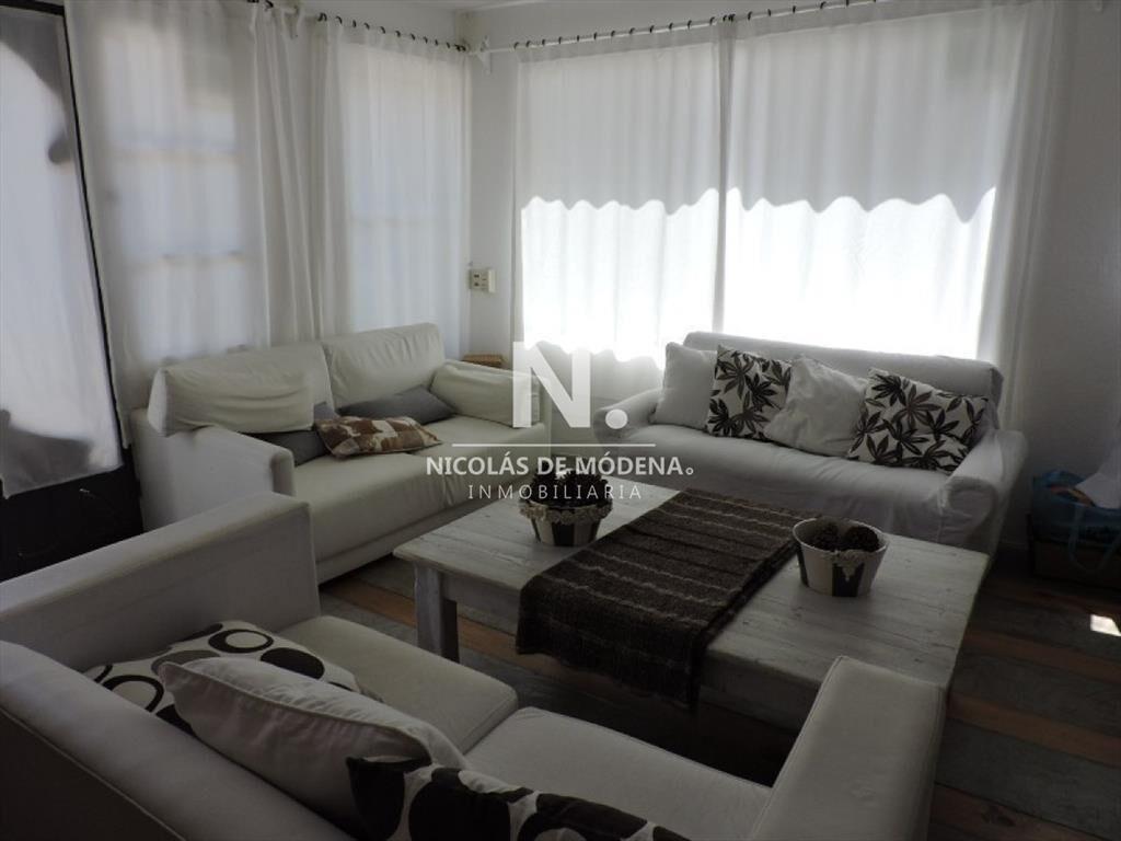 Amplia casa de dos plantas en venta ubicada en