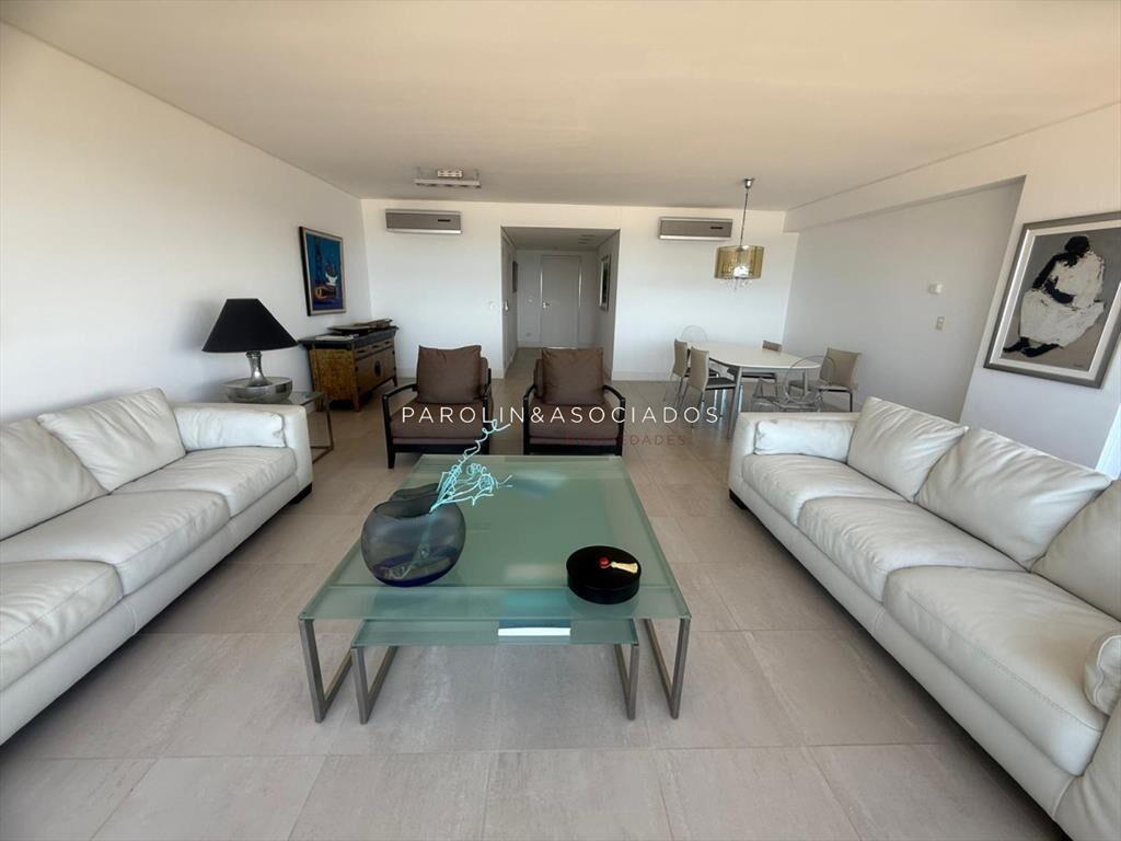 Apartamento en venta de 3 dormitorios en edificio