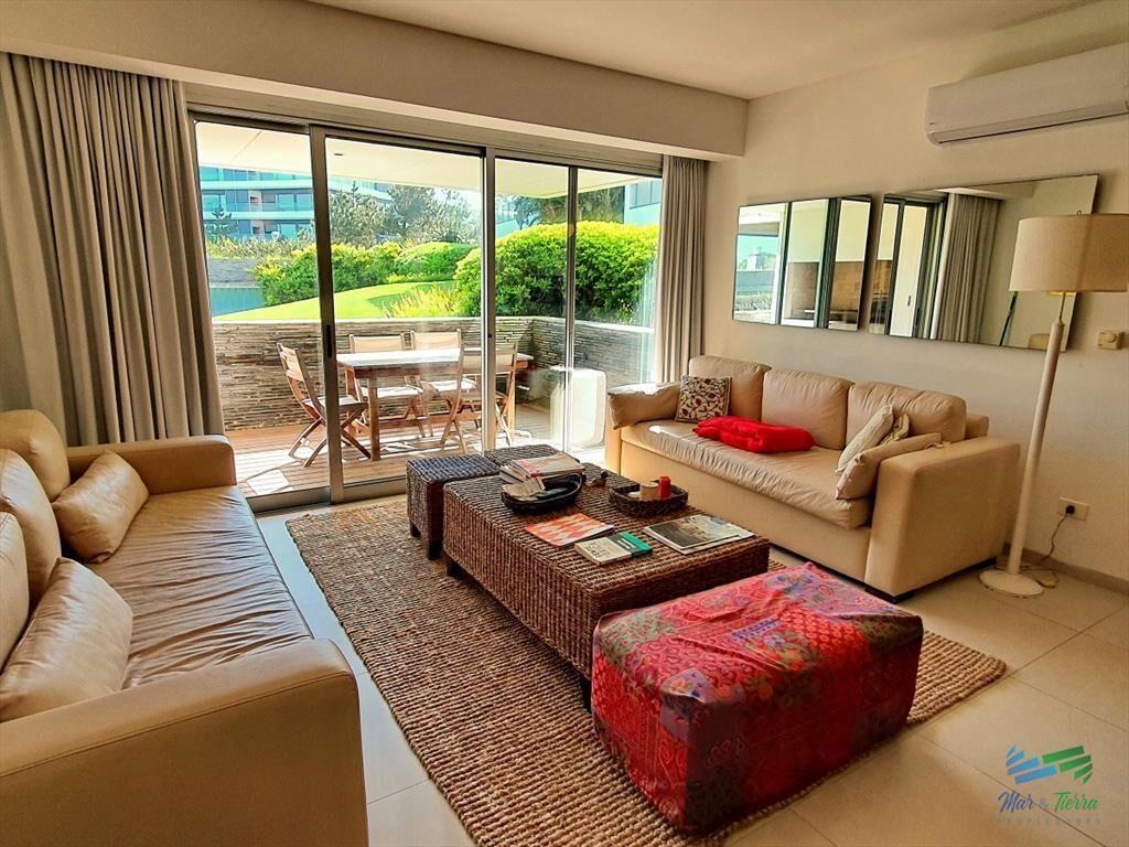Vendo apartamento de 3 dormitorios y 3 baños.
