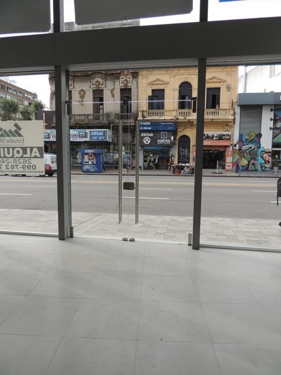 Excelente local comercial sobre 18 de Julio, con renta a e