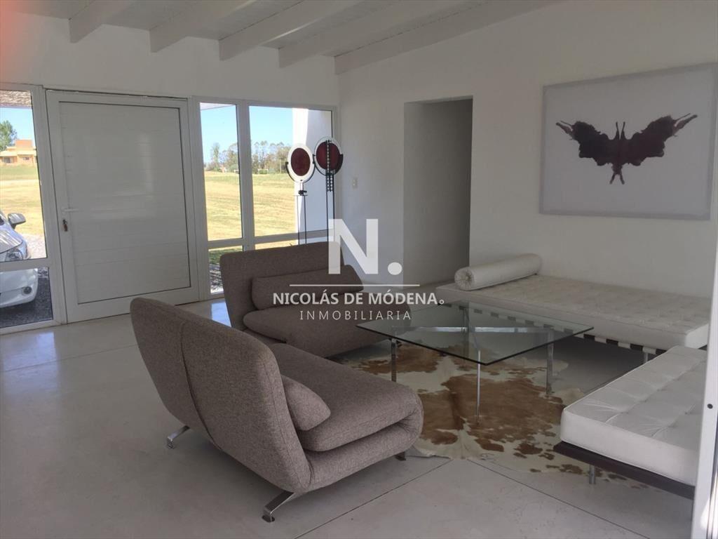 Casa en venta y alquiler de estilo minimalista dentro de Ba