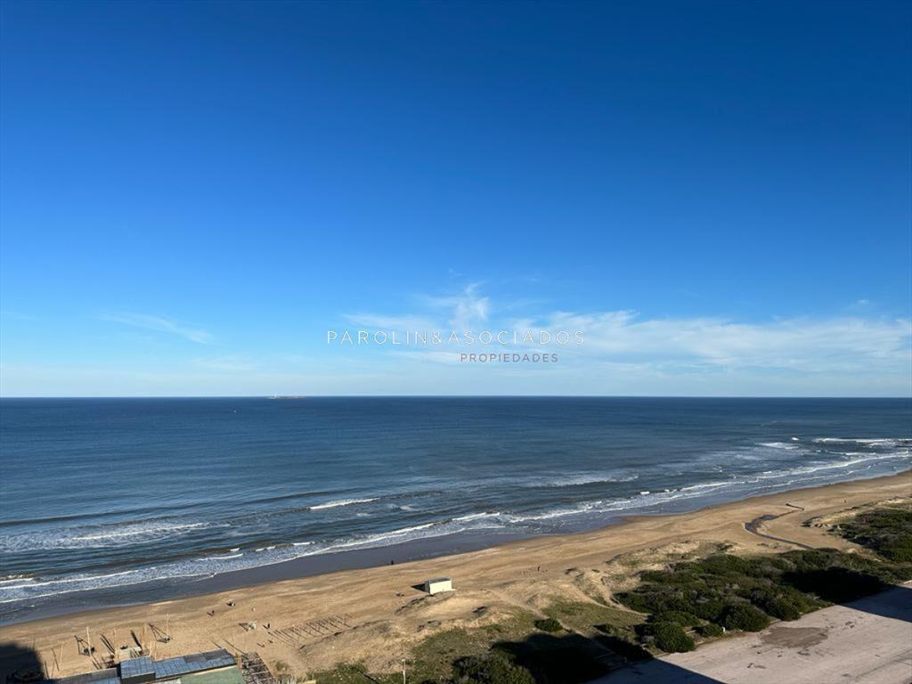 Apartamento en venta en edificio Le Parc I, Punta