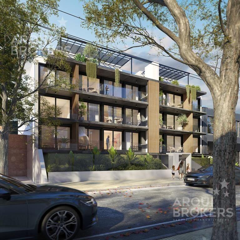 Apartamento de dos dormitorios con patio en venta en Malvín