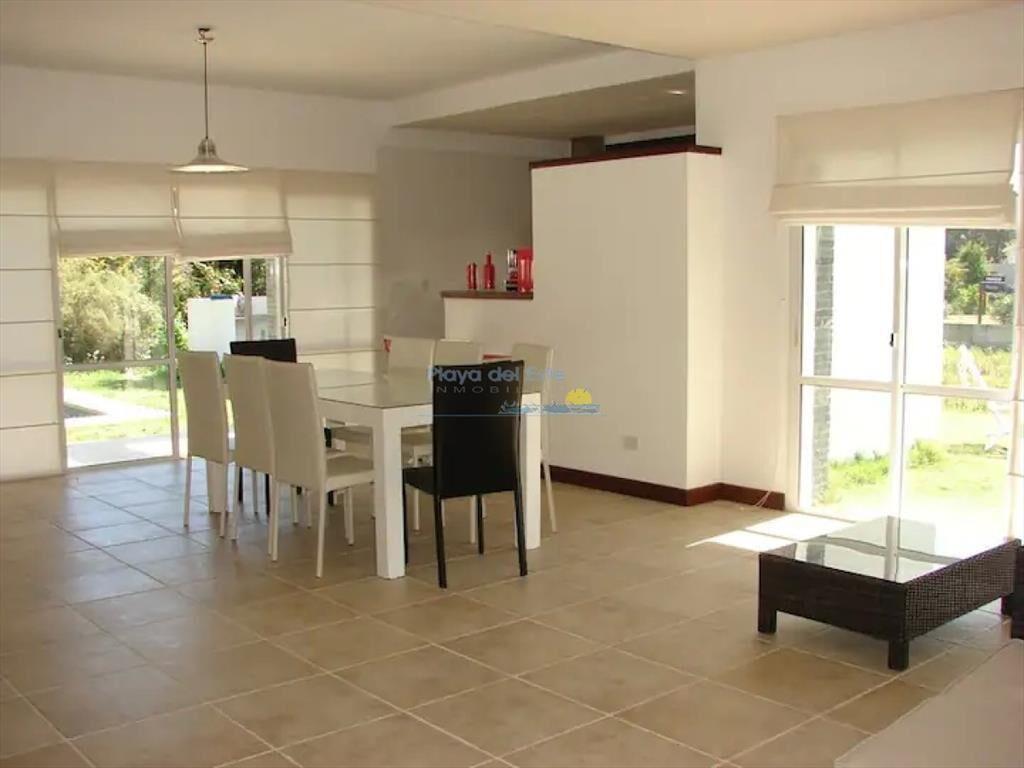 Muy Buena Casa de 5 Dormitorios y Piscina en del