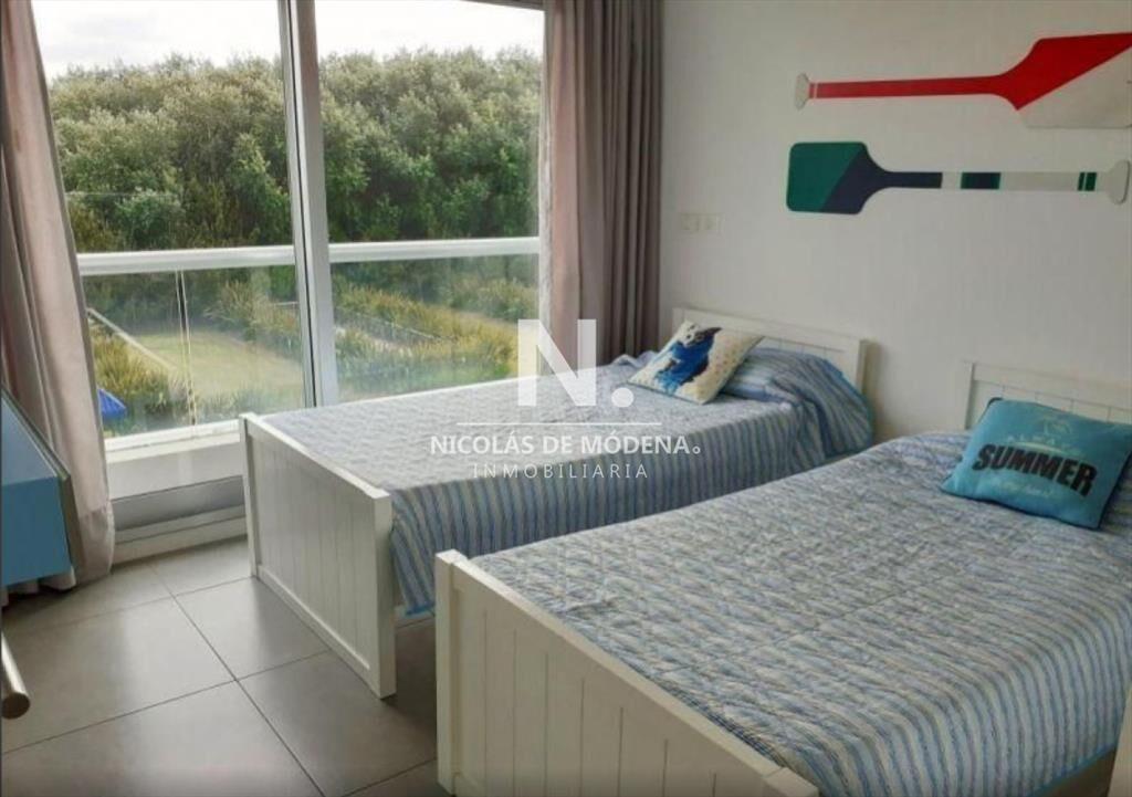 Vende apartamento de 2 dormitorios en Punta del
