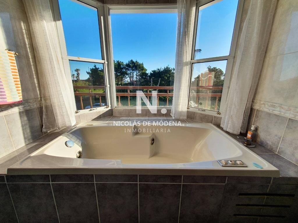 Venta de Casa 4 DORMITORIOS en Playa Mansa, Punta