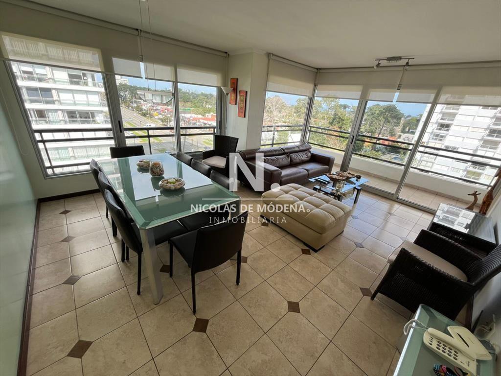 En venta apartamento de 3 dormitorios en Punta