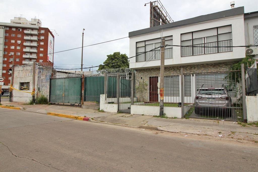VENTA 2 CASAS, LOCAL COMERCIAL Y ESTACIONAMIENTO SOBRE AVEN